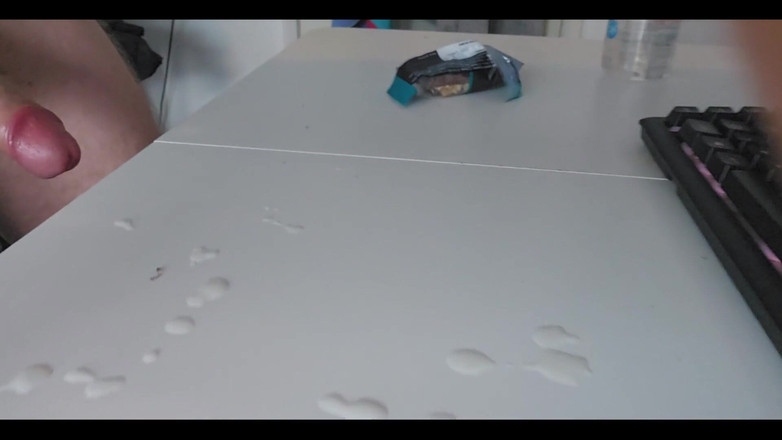 The Max Powers: Cewek semok ini lagi asik besar pria kulit putih