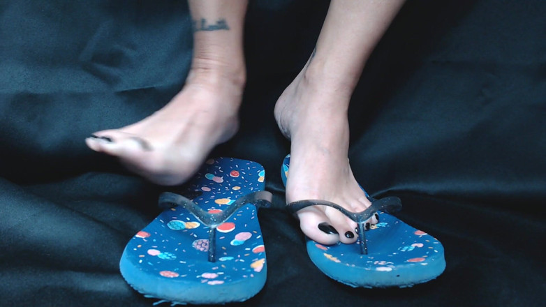 Abby Anna: Flipflops schwarzer nagel in nahaufnahme