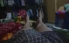Üvey erkek kardeş yarağını yaşlı üvey kız kardeşine atıyor ve fışkırtıyor - üvey kız kardeş elle muamele