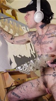 Napalona Ftm Artist XXX pomija prace nad obrazem podczas uzyskiwania jego różowego chłopca cipki wali przez pieprzoną maszynę