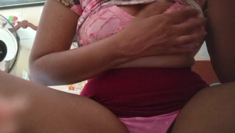 Miya White: Anne whitw Edge aur kolanbo men bare land vaale khilaunon...