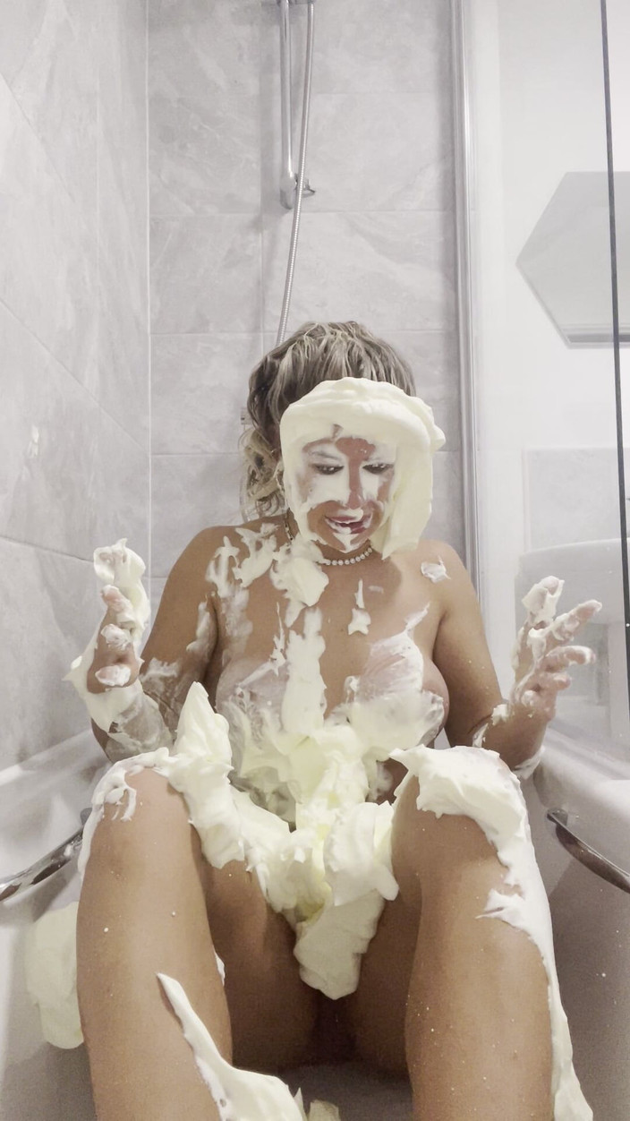 CALLIE ROKS: Plăcinte pe față goală în baie