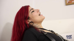 MAF fetish studio: Onderdanige Luana likt en slikt de voeten van haar meesteres!