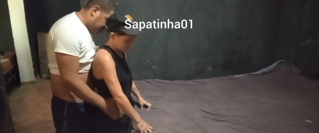 Sapatinha: Saya tangkap seorang lesbian menyentuh dirinya sendiri dan menjilat punggungnya