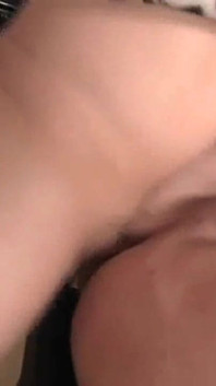 Cheală futută de o transsexuală blondă