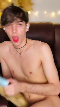 Furry Twink làm cho một mớ hỗn độn