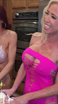 4k Jamuan frosting Carlie Vixen: Hotwife MILF blonde tinggi memakan 6 si cantik pakaian dalam
