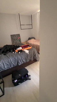 호텔에 도착하자마자 가장 친한 친구와 함께 짧은 구름을 했어요; 가끔은 그녀가 - 애디 로즈 같아