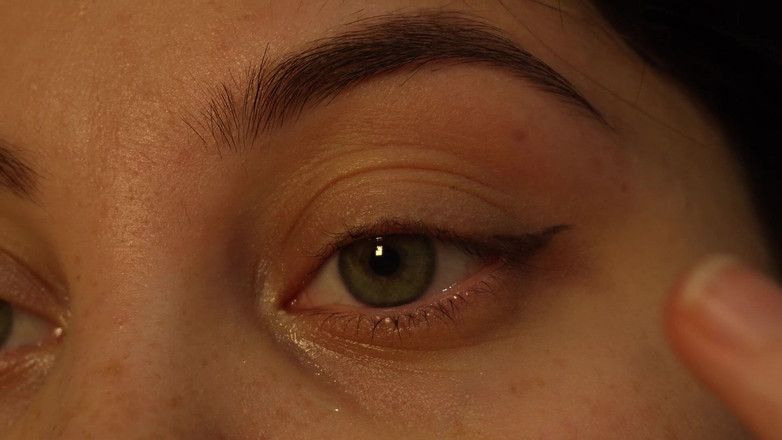 AmayaMori: Eu vou arrancar minhas sobrancelhas extra perto com uma pinça...