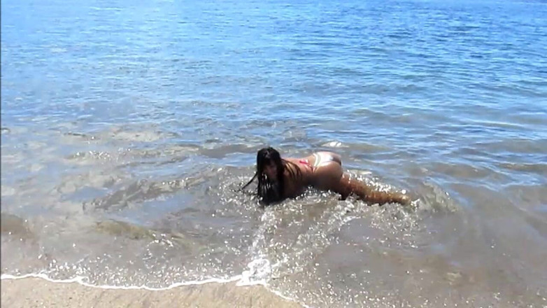 Carmita Bonita: Pantat pantai, Si cantik Mermaid