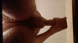 Un mec poilu du coin éjacule