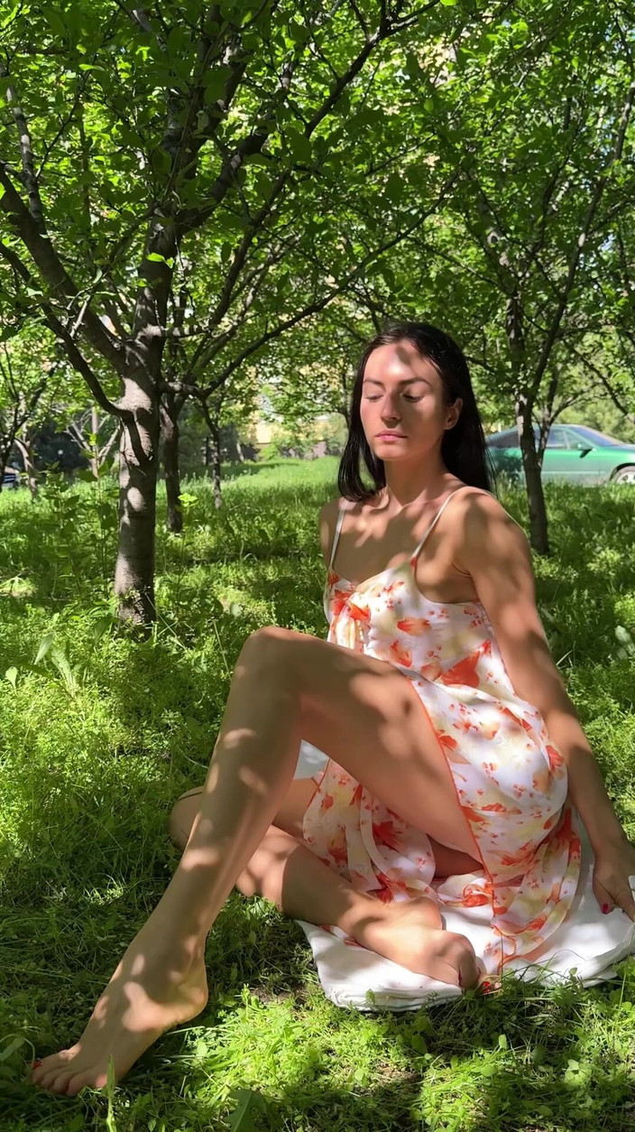 Princess Monica: Tease barefoot di luar ruangan