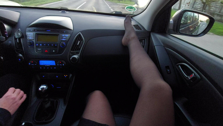 Step Mommy: 継母が継子と車でナイロンを履いている