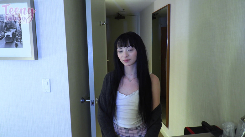 Teenytaboo: Cecelia Taylor是禁忌助手
