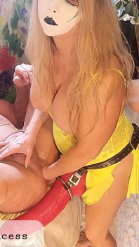 Dominatrice si sditalina e si sodomizza la sua troia sissy con un dildo strapon, Redboy9, Mrhankeystoy Harness di Carmen