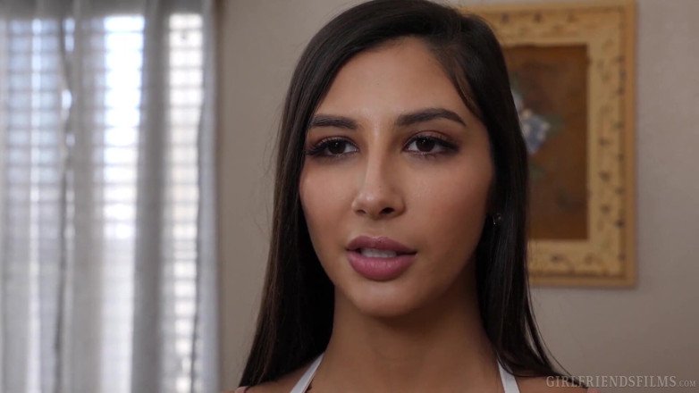 Girlfriends Films: Lesbiană singuratică face o gagică robot să o foarfecă - GirlfriendsFilms