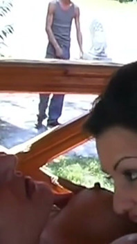 Зрілу брюнетку глибоко пестять пальцями на відкритому повітрі до стискання оргазму