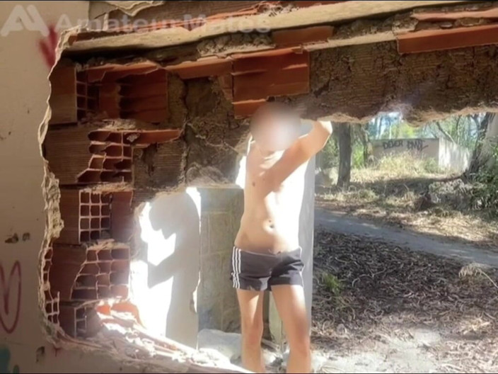 AmateurMates: Dans Un Bâtiment Abandonné, 2 Garçons Amateurs Se Déshabillent Et L’un...