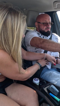 Peituda loira milf cavalga pau grosso ao ar livre