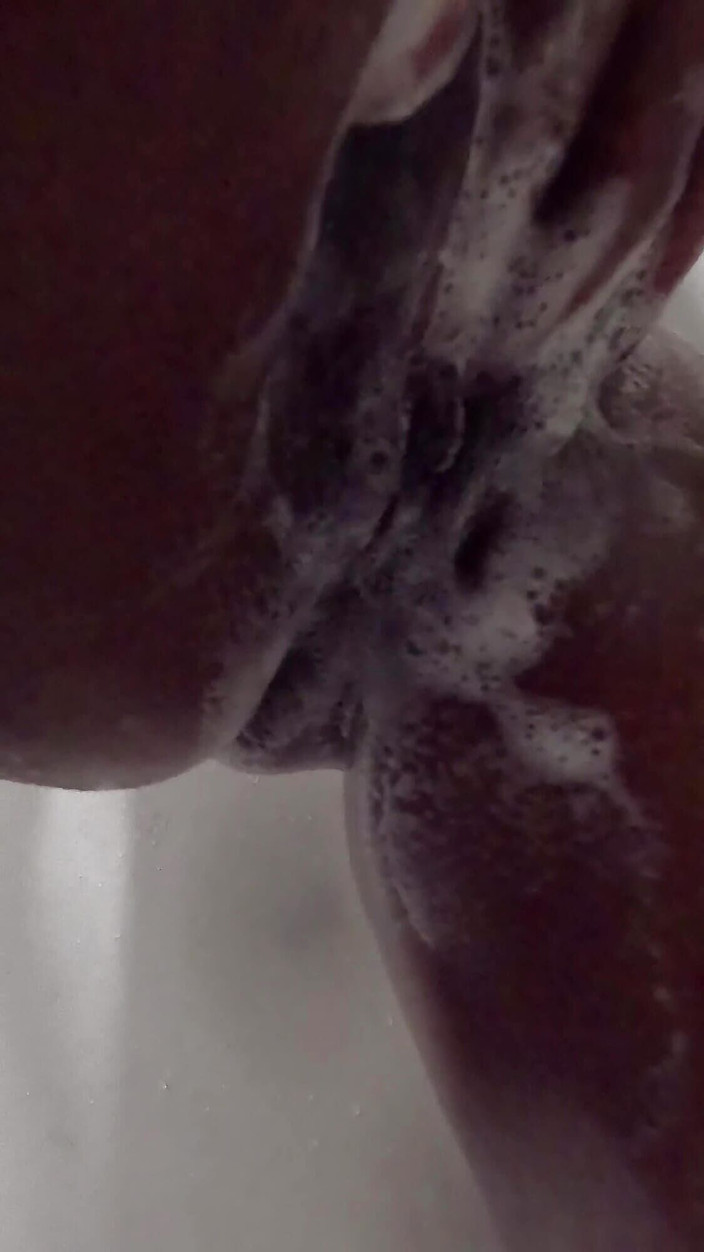 Curved Dick: 热辣的印度大学生和她的老师在浴室里做爱，然后他狠狠地操她的阴户并射在她的大屁股上