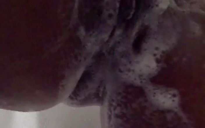 Curved Dick: Ateşli desi üniversite öğrencisi öğretmeniyle banyoda seks yapıyor, sonra amını sert sikiyor ve...