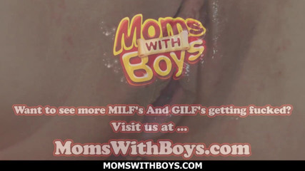 Moms With Boys: Збуджена мачуха робить риммінг дупі й трахається - повний фільм