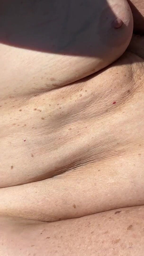 Aunt Ann: 粉丝请求奶奶在阳光下裸体显示肮脏粗糙的脚底和脚趾吉尔夫 2