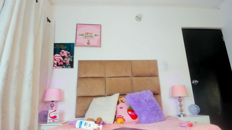 Miajacksonn: Mijn Speeltje Schudt Mijn Poesje