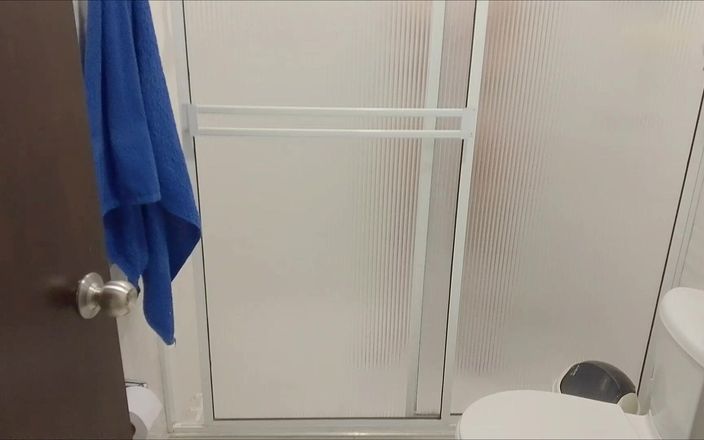 Esperanzitaluton: 継母は私がシャワーで彼女を録音しているのを捕まえます