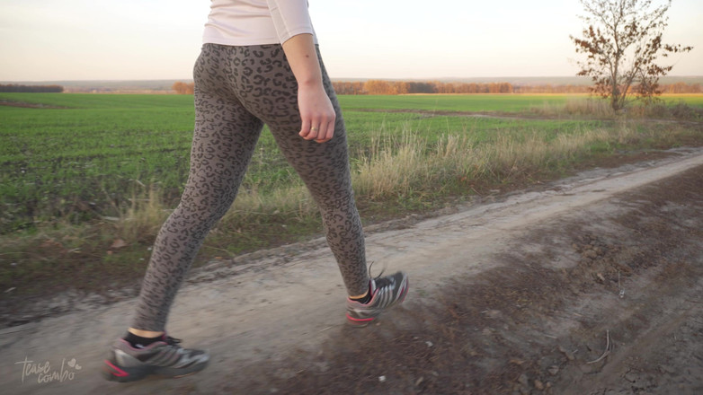 Teasecombo 4K: Kultuj mój chodzący mamuśki tyłek w obcisłych leginsach Leopard