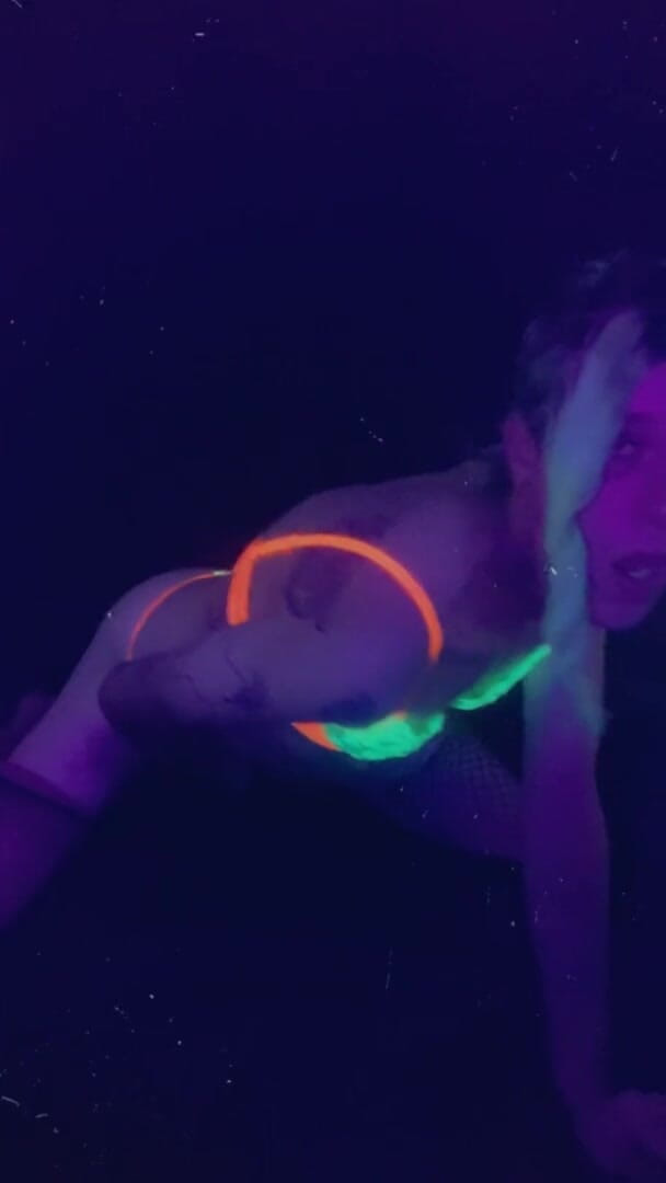 CarmenMelatonin: Sexy párty děvka chce tvého ptáka