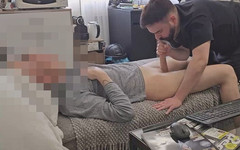 AntoGoesHunting: 直立的新建筑-有巨大鸡巴的邻居尝试他的第一次男性口交