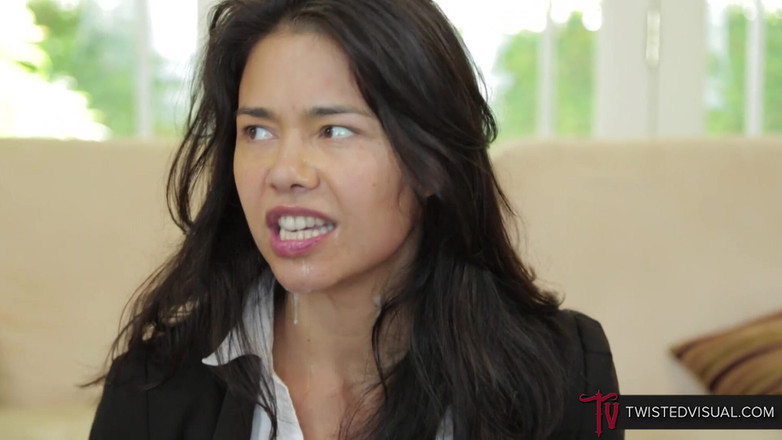 Twisted Visual: Asiática gostosa recebe dois paus pretos grandes e gordos