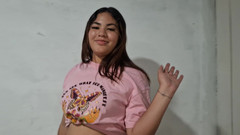 SugarPose: 그녀의 엉덩이를 노출한 채 방을 청소하는 Chloe