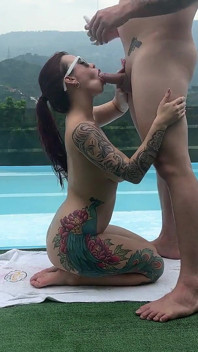 泳池边的一个下午，在城里最好的酒店里做爱