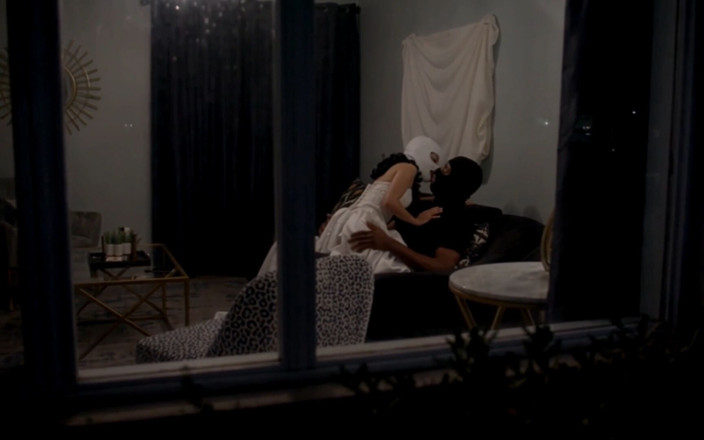 Unfaithful BBC girls: Un mari rentre à la maison pour voir sa femme porter...