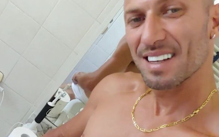 Boy jerking off: 보지를 핑거링하는 소년