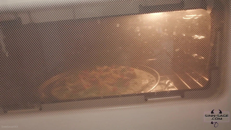 Sinn Sage: Biuro Pizza Party Giantess z udziałem Sinn Sage