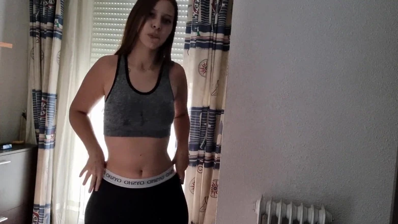 Holycandy: Sexy mädchen spielt mit ihren nips
