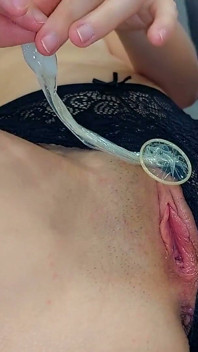 Vợ đưa tinh dịch của người yêu vào âm hộ của cô ấy để bạn liếm femdom của cô ấy