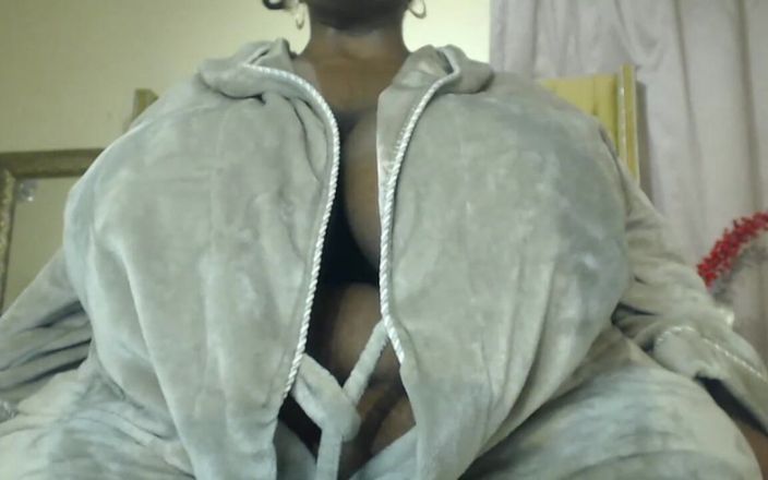 Legendary Booty Overdose: Une BBW trémousse ses gros seins