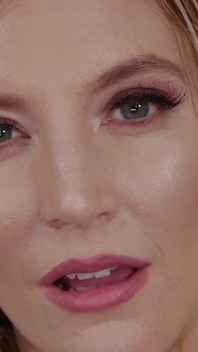 Mona Wales'i gösteren Mona'nın ahlaksız sürtüğü