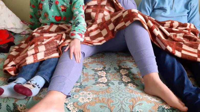 Lesbian-illusion: Nevlastní sestra mé přítelkyně mě vyhoní, zatímco jsme tři z...