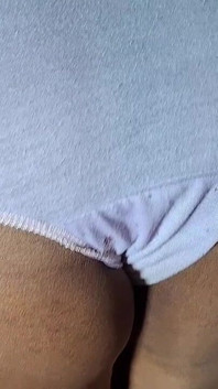 Hermosa estrella tetona necesita alguien