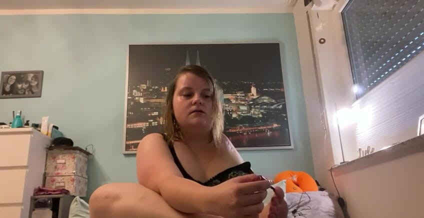 Deutsche Anna: Dipingere i miei piedi in lingerie. Spero ti piaccia