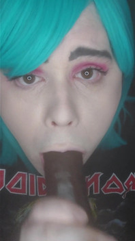 Metal Sissy Mykella zuigt je backstage