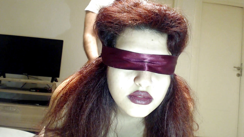 Evelyn Butt: आंखों पर पट्टी बंधी पत्नी को पता नहीं है लेकिन उसने अजनबी से चुदाई की!