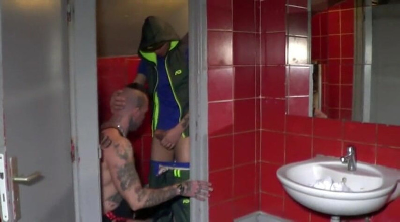 Gaybareback: Potetovaný chlap šuká bez sedla od Mauriccio Wilde