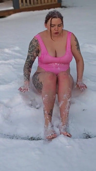 Swinger. Zwei verheiratete Paare spielen nackt im Schnee im freien. die Frauen pinkeln im Schnee und die männer lecken es