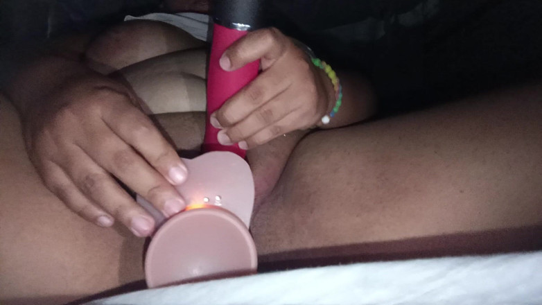 Stepmom_with_big_tits: 오르가즘을 위해 자위하는 새엄마.